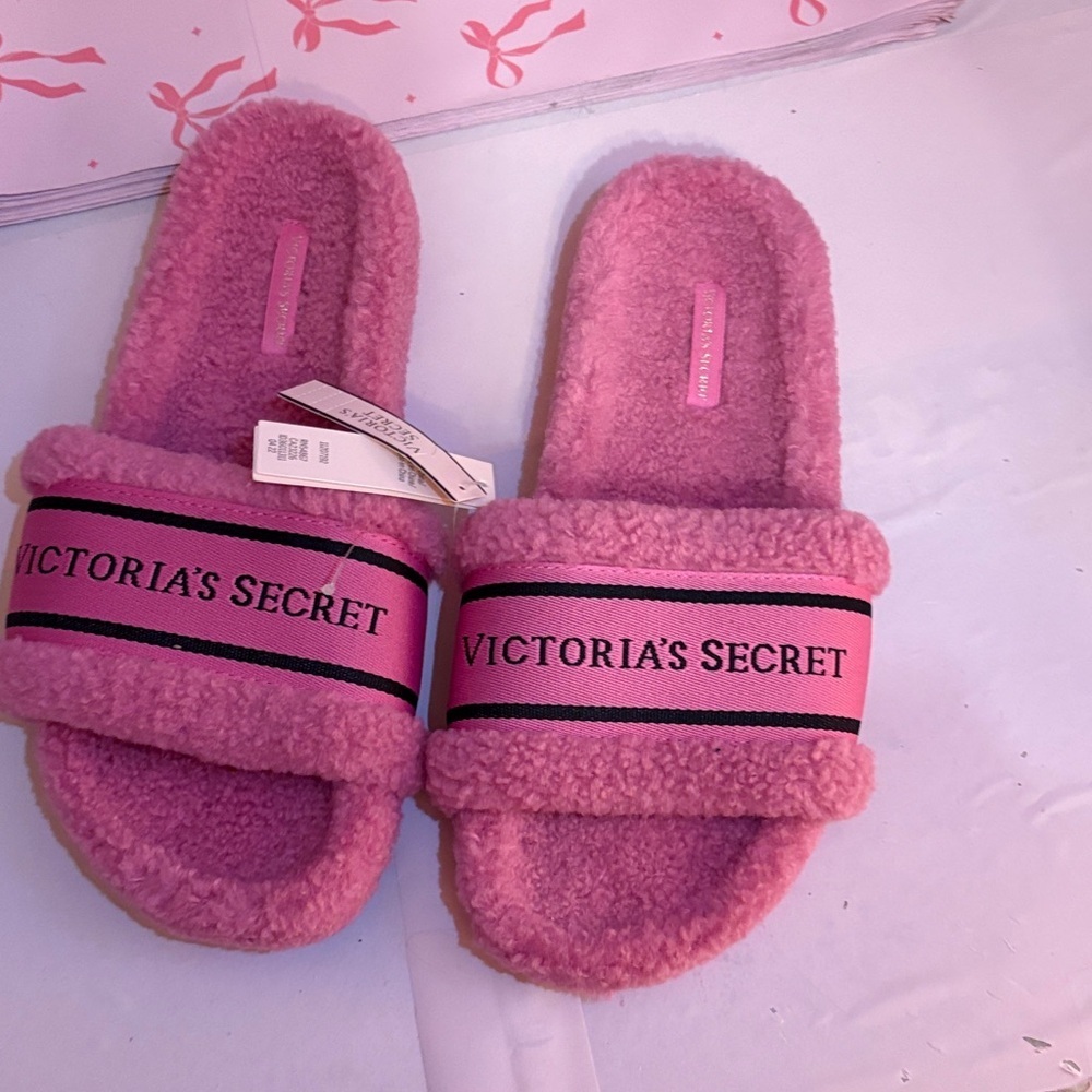 NEW 🩷🩷🩷Victoria's Secret Pink Plush Slippers